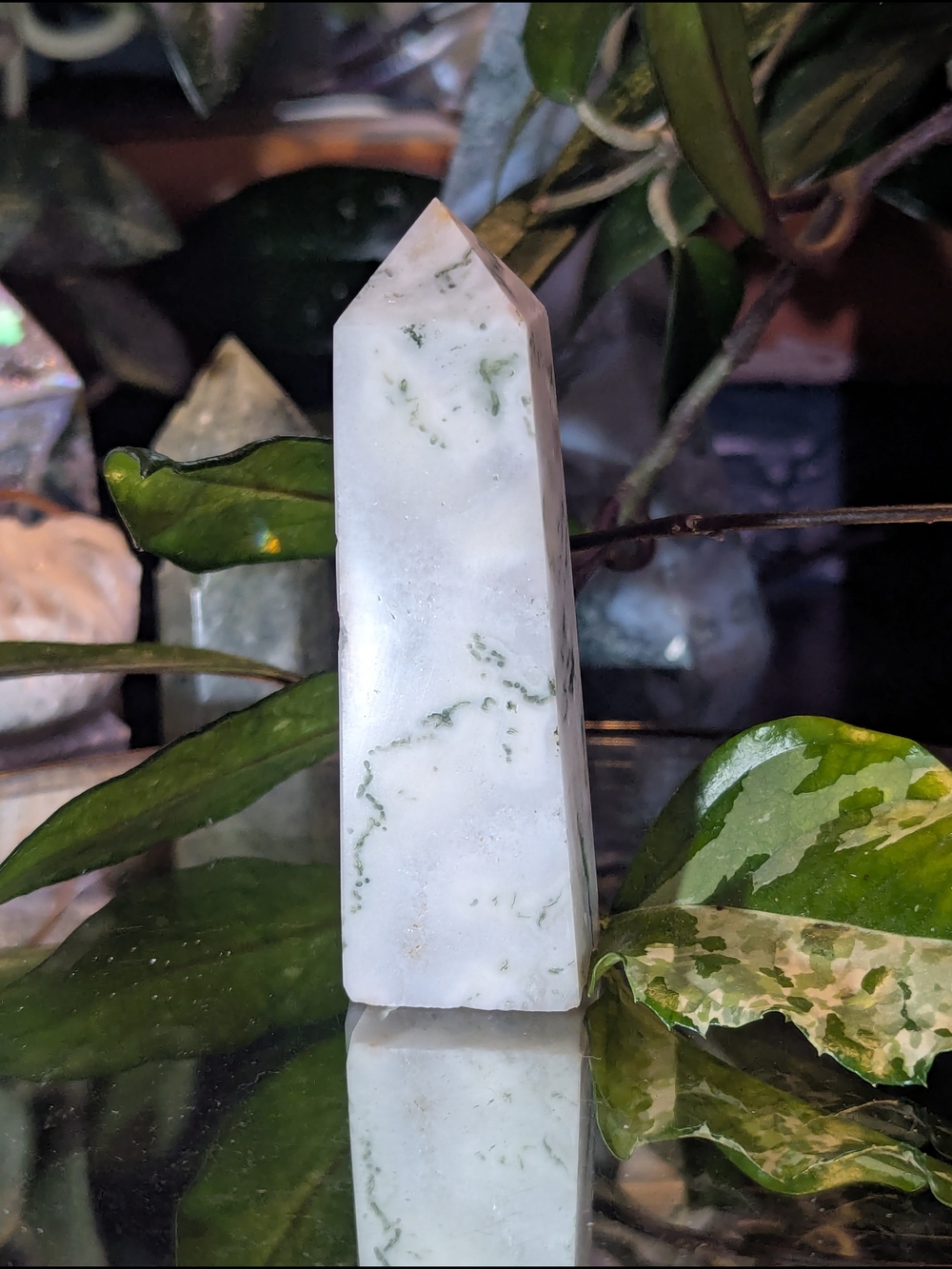 White and Green Moss Agate Point Tower - Veined Lightning With UV Light - Picture 4 of 6
